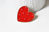 Broche pins coeur laiton doré émaillé rouge à pois 28x29mm,broche dorée décoration veste, x1 G5240