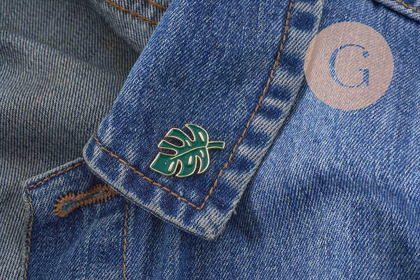 Broche pins feuille monsterosa motif végétal doré émail 25mm ,x1 (G5745)
