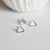 clous-puces oreille platine triangle 8x7mm, x10 (G1796)