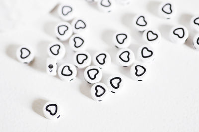 perle ronde coeur noir plastique blanc,perle plastique,perle ronde lettre,création bijoux,perle coeur, lot de 10 grammes-G2031