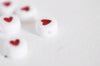 perle ronde coeur rouge plastique blanc,perle plastique,perle ronde lettre,création bijoux,perle coeur, lot de 10 grammes-G1786